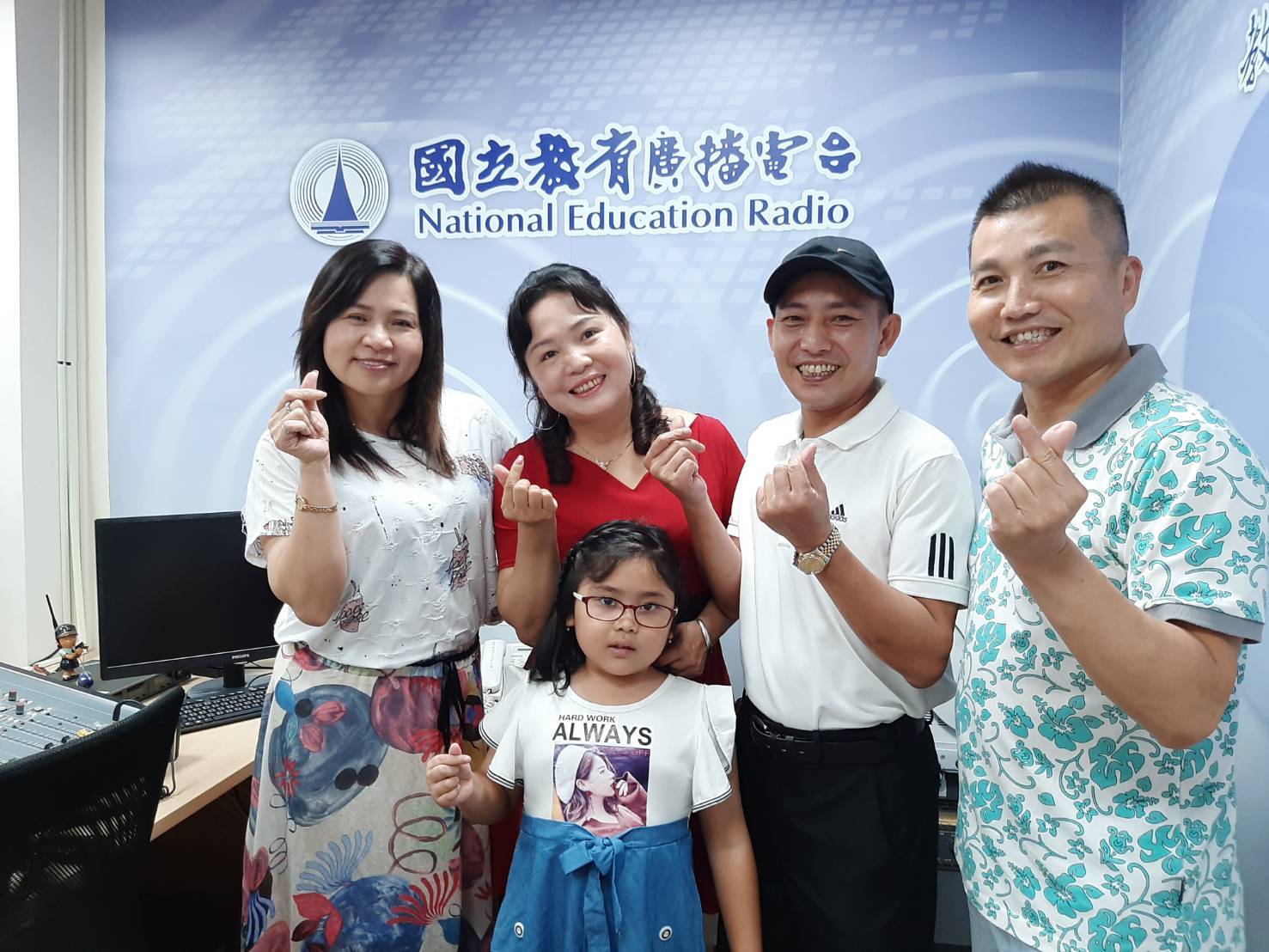 媽媽說嫁對人嫁對地方的潘雪絨、老公小孩與麥玉珍理事長、常罡合影