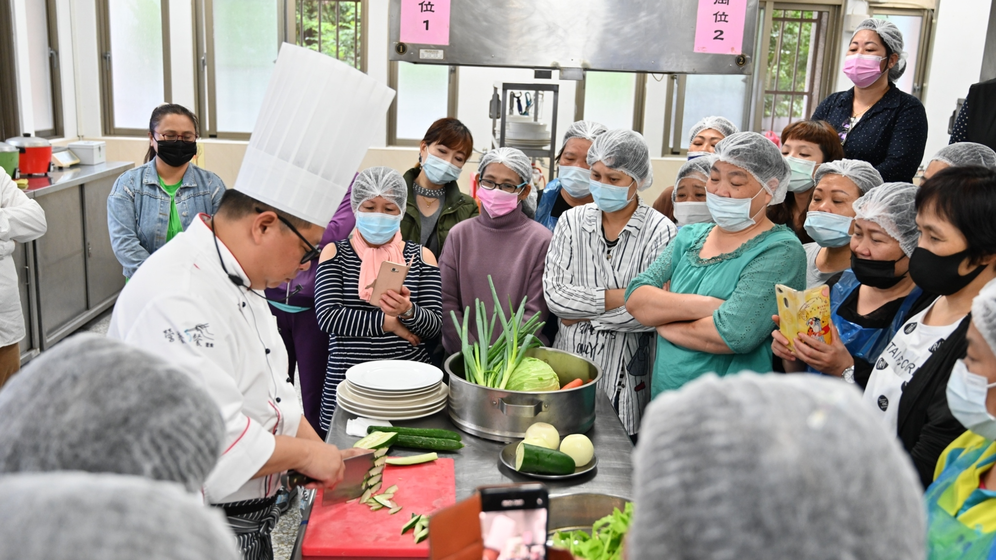 灃食美味革新主廚林奕成親自示範刀工，校廚們圍觀提問