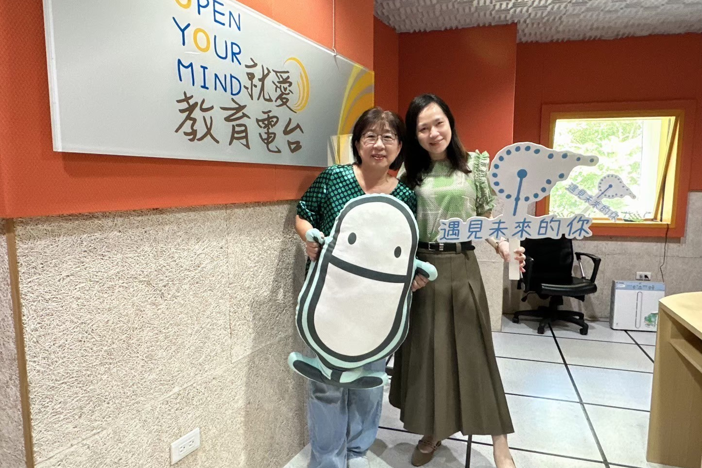 主持人與來賓合影