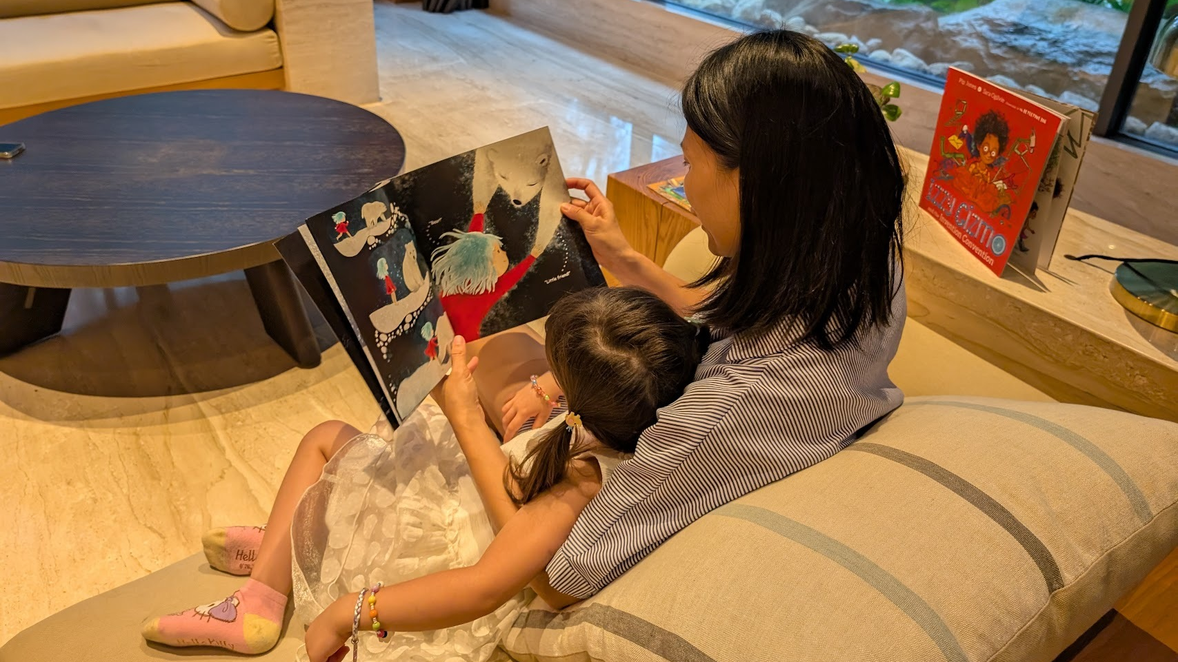 一起共讀「The Lonely Polar Bear」繪本。