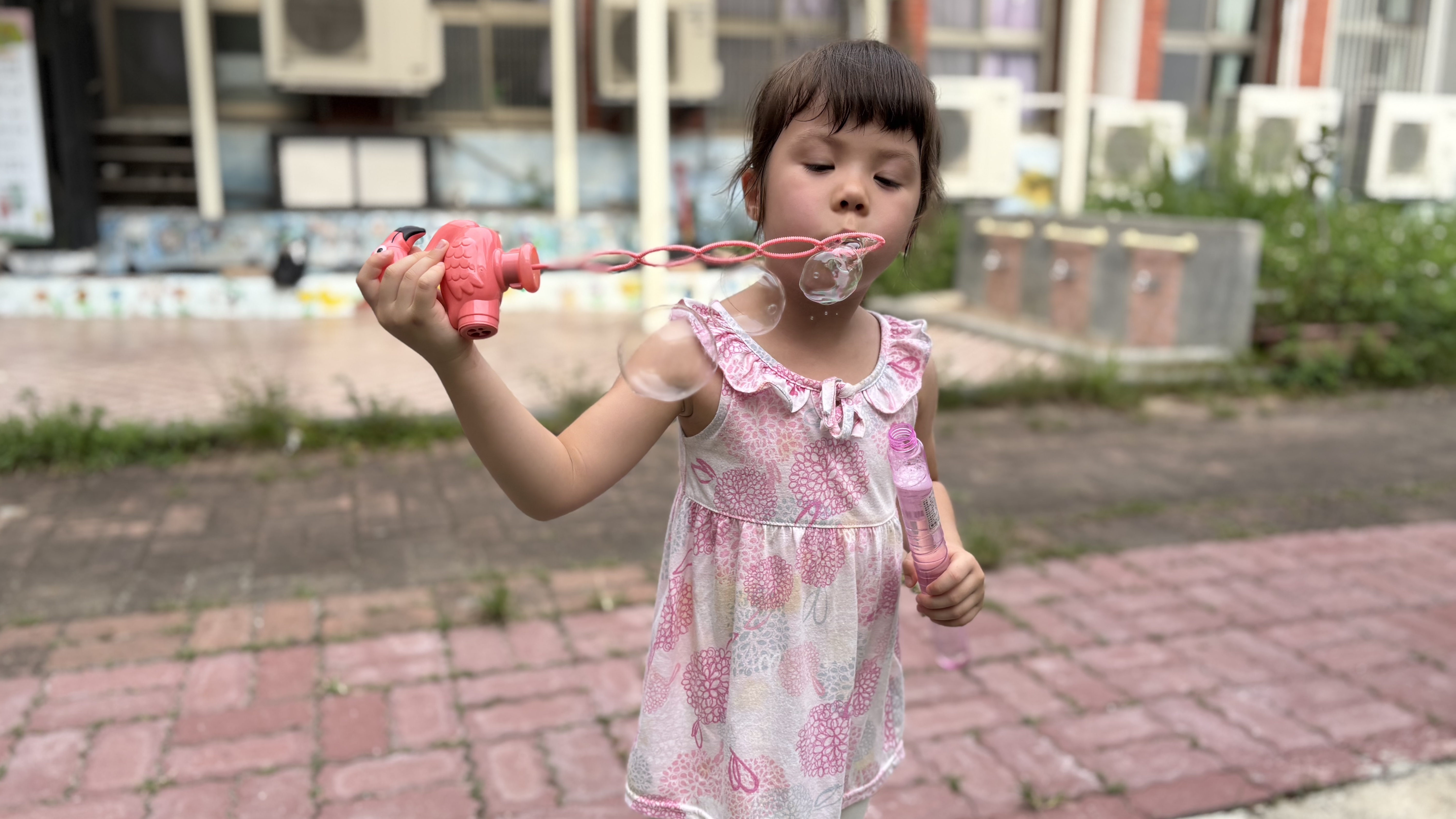 吹泡泡需要空氣，才能往上飛。