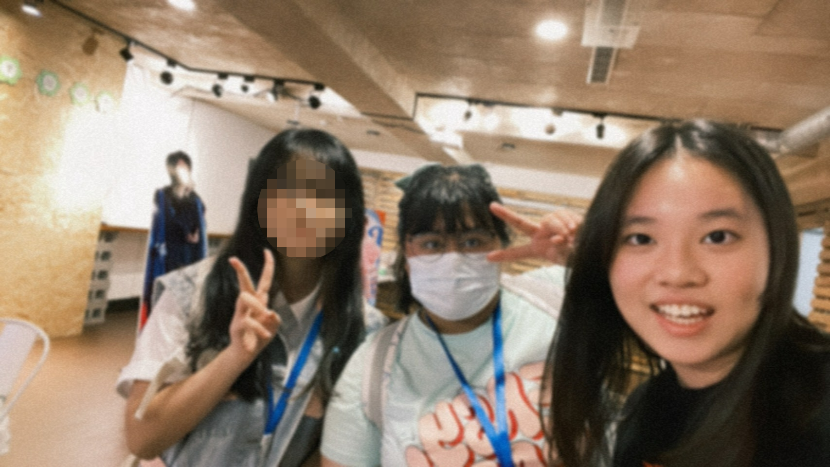 星雲和朋友小釣（右二及右一）在線下聚會認識不同粉絲