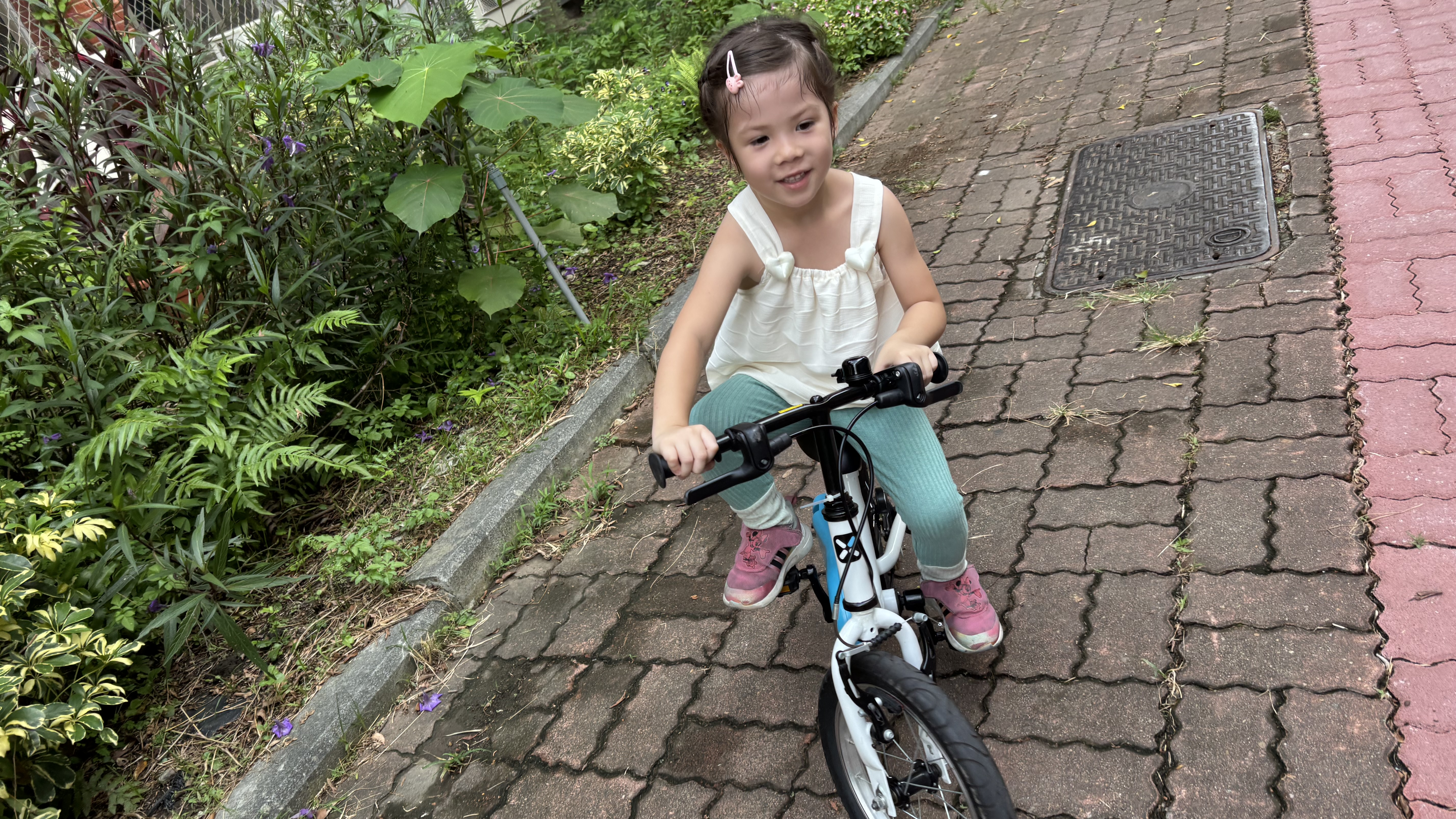 騎著沒有輔助論的腳踏車