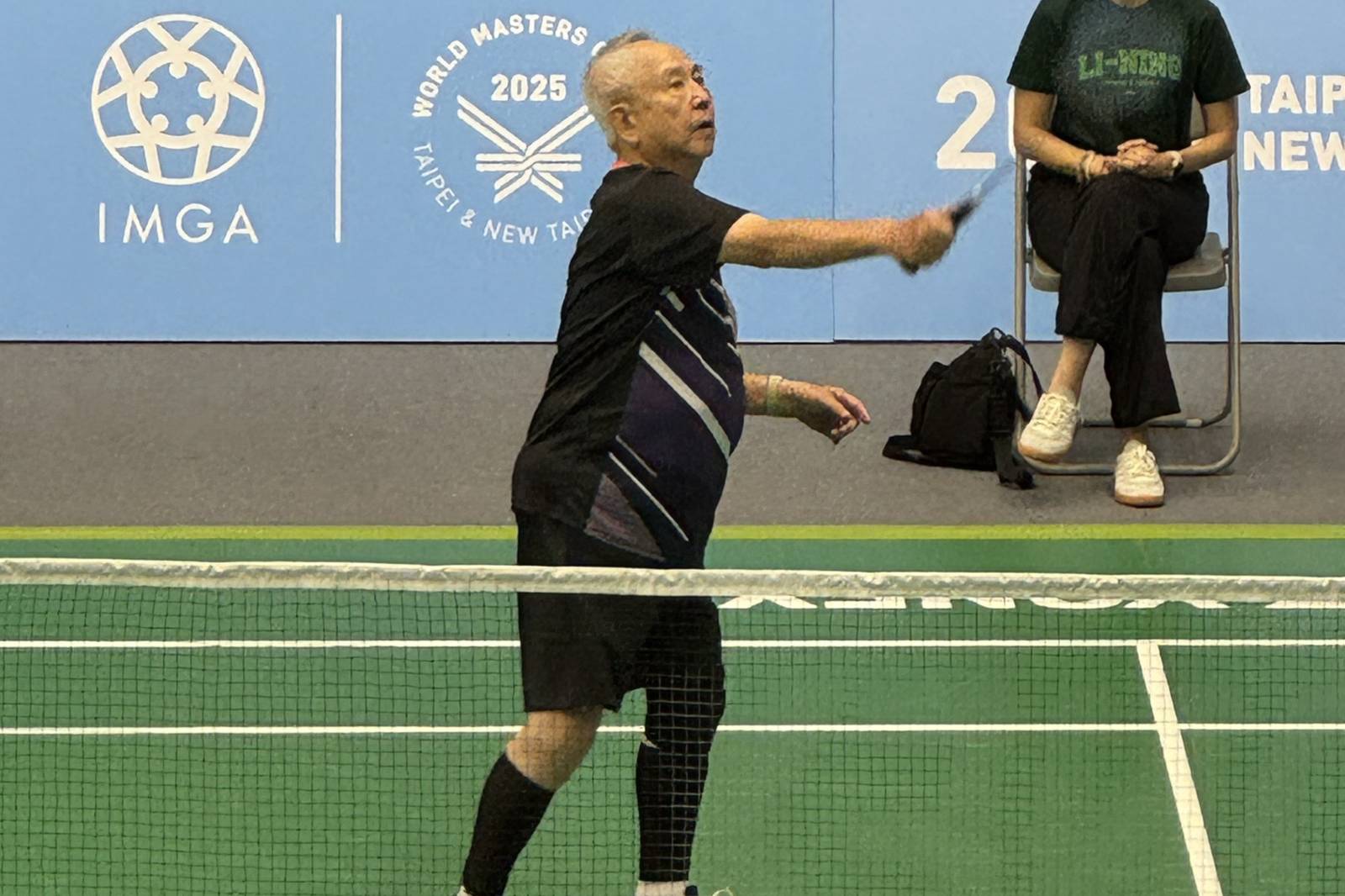 82歲羽壇教練簡如盛重拾球拍 
